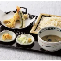 天丼てんやが6月11日より夏限定メニューを発売し、初登場の冷や汁うどんや鰹の冷やしそば、定番のたれづけ大江戸天丼などを展開する。(写真/ロイヤルホールディングスPR事務局提供) 天丼てんやが6月11日より夏限定メニューを発売し、初登場の冷や汁うどんや鰹の冷やしそば、定番のたれづけ大江戸天丼などを展開する。(写真/ロイヤルホールディングスPR事務局提供)