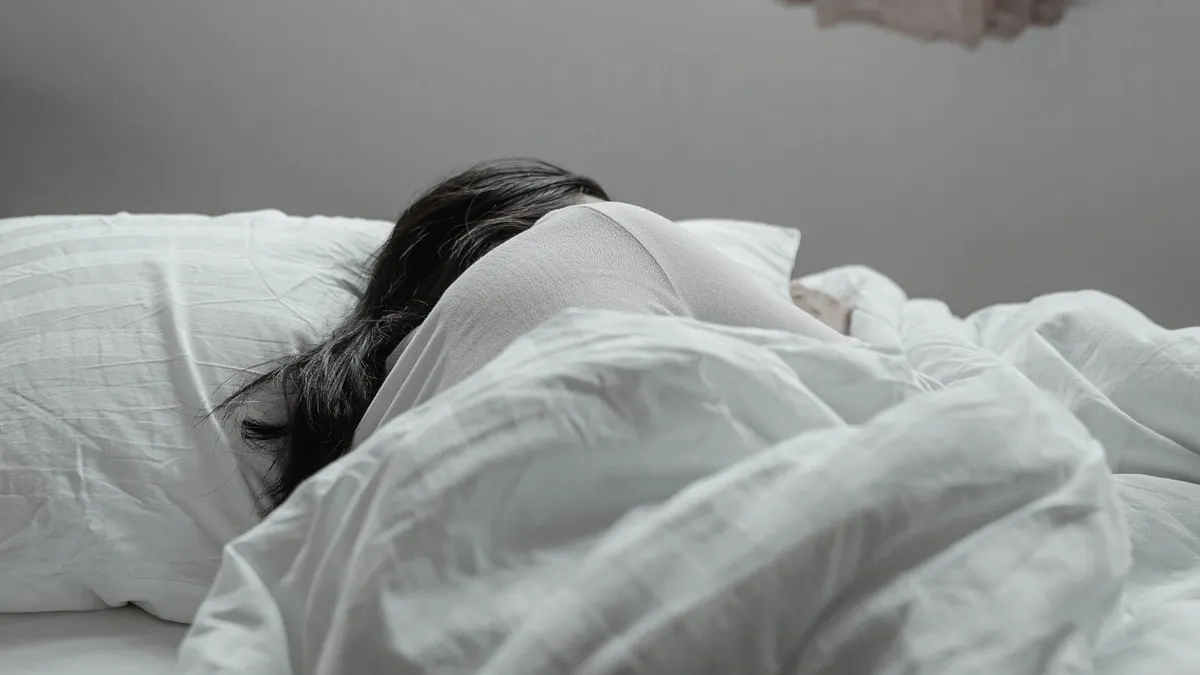 陳女曾就讀大學,但因個人因素休學後便待在家中。鄰居透露,她鮮少出現在社區,陳家人多從後門進出,與鄰里互動有限,附近居民直言「平常沒見過這位女兒出門」。(示意圖/取自pexels) 陳女曾就讀大學,但因個人因素休學後便待在家中。鄰居透露,她鮮少出現在社區,陳家人多從後門進出,與鄰里互動有限,附近居民直言「平常沒見過這位女兒出門」。(示意圖/取自pexels)