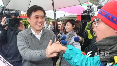 參選黨主席的國民黨副主席郝龍斌出席由市議員秦慧珠舉辦的2017寒冬送暖送愛心公益活動。(資料照,陳明仁攝)