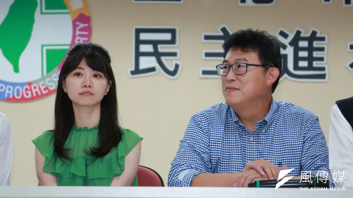 民進黨台北市長參選人姚文智(右)13日親赴市議會,拜會日前曾嗆他「辭立委」的同黨市議員高嘉瑜(左),雙方閉門面談約15分鐘。(簡必丞攝)