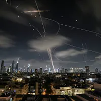 以色列鐵穹防空系統攔截伊朗對特拉維夫(Tel Aviv)的導彈攻擊。(美聯社) 以色列鐵穹防空系統攔截伊朗對特拉維夫(Tel Aviv)的導彈攻擊。(美聯社)