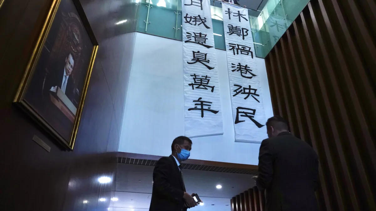 香港立法會的民主派議員掛出「林鄭禍港殃民、月娥遺臭萬年」的抗議布條。(美聯社)