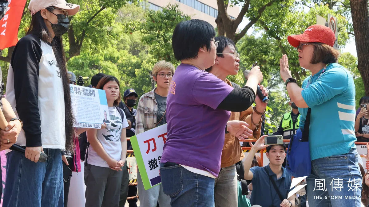 陸配「亞亞」劉振亞(左)和台灣國際家庭互助協會25日在內政部前開記者會,有民眾在場表達抗議。(資料照,柯承惠攝)