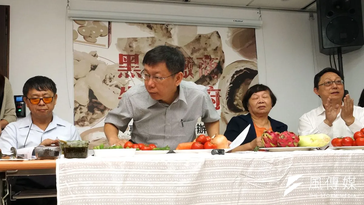 台北市長柯文哲依照競選承諾,不但要成立食安委員會,還要推動食安「自治條例」。(資料照/蘇仲泓攝)