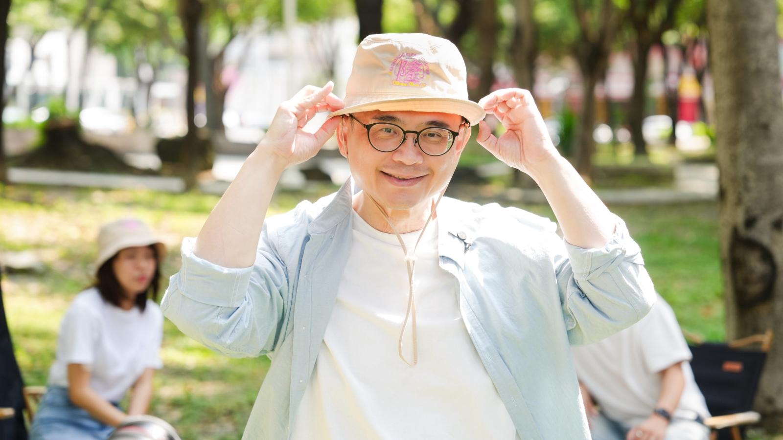「隆總」來了!賴瑞隆官網上線 偕年輕幕僚開箱7款募款小物拚高雄味