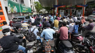 印度加油站湧入大量摩托車排隊等待加油。(美聯社)