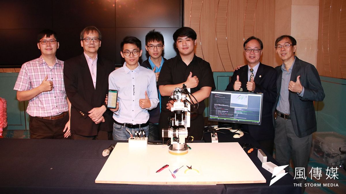 國立高雄大學電機工程學系教授吳志宏(左二)成功做到了,以「深度學習」技術架構,自主開發具智慧影像辨識功能的機器手臂。(圖/徐炳文攝) 國立高雄大學電機工程學系教授吳志宏(左二)成功做到了,以「深度學習」技術架構,自主開發具智慧影像辨識功能的機器手臂。(圖/徐炳文攝)