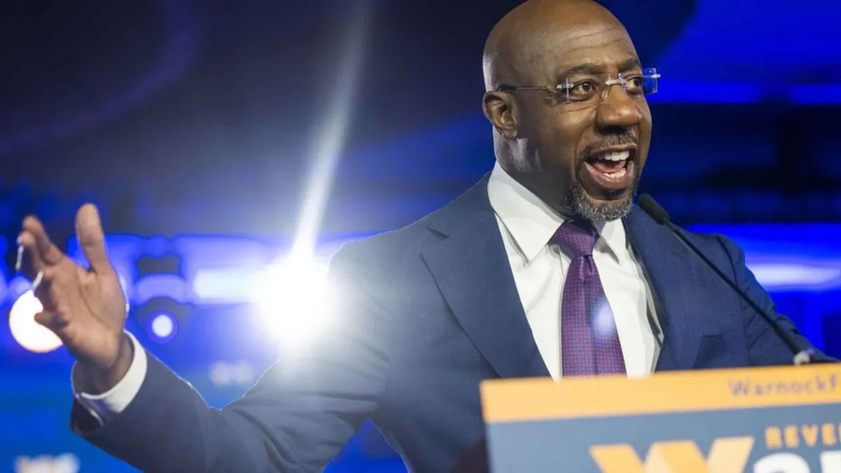 民主黨人拉斐爾·沃諾克(Raphael Warnock)發表獲勝演說。(BBC中文網)