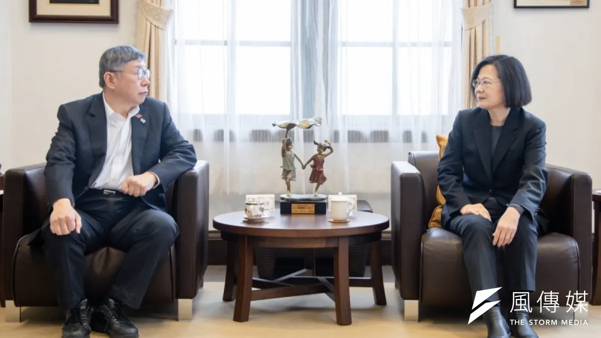 在2024年總統大選後,蔡英文(右)邀請柯文哲(左)進總統府聊國政。(資料照,總統府提供)