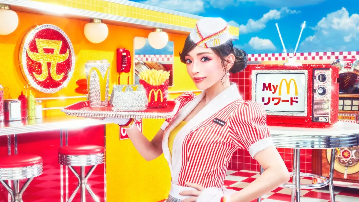 浜崎あゆみと日本マクドナルドは、3カ月間にわたるコラボ企画「Golden Campaign」を開始。200人限定のスペシャルライブへの招待や、限定グッズの抽選企画などを展開する。(日本マクドナルド提供)