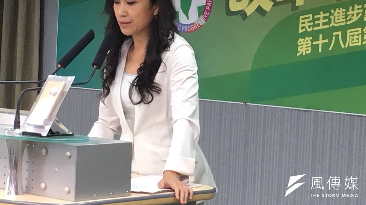 民進黨發言人Kolas Yotaka(谷辣斯・尤達卡)說,715全代會以足球賽為主題,將製作球員卡介紹候選人,至於誰是C羅?梅西?內馬爾?就讓大家想像。(顏振凱攝) 民進黨發言人Kolas Yotaka(谷辣斯・尤達卡)說,715全代會以足球賽為主題,將製作球員卡介紹候選人,至於誰是C羅?梅西?內馬爾?就讓大家想像。(顏振凱攝)