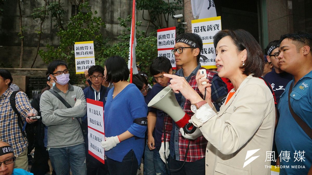 國民黨黨工赴勞動部抗議,要求勞動部應介入處理、調查,不應坐視不當黨產委員會繼續侵害勞動權益。(盧逸峰攝) 國民黨黨工赴勞動部抗議,要求勞動部應介入處理、調查,不應坐視不當黨產委員會繼續侵害勞動權益。(盧逸峰攝)