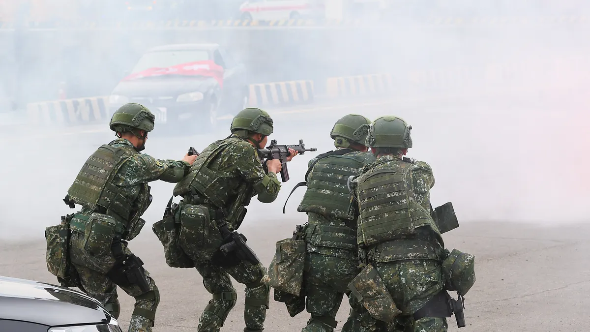 行政院日前拍板115年度中央政府總預算,但未編列攸關調高志願役加給的《軍人待遇條例》修正案預算,更將提起釋憲,引發許多現役軍人反彈。(顏麟宇攝) 行政院日前拍板115年度中央政府總預算,但未編列攸關調高志願役加給的《軍人待遇條例》修正案預算,更將提起釋憲,引發許多現役軍人反彈。(顏麟宇攝)