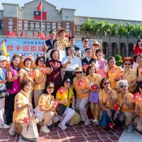 國民黨新竹縣長候選人徐欣瑩於國慶日當天,先後出席新竹縣政府及東湖口營區司令台兩場雙十國慶升旗典禮活動,與廣大縣民及退伍軍人同胞熱情互動。(圖/ 徐欣瑩辦公室提供 ) 國民黨新竹縣長候選人徐欣瑩於國慶日當天,先後出席新竹縣政府及東湖口營區司令台兩場雙十國慶升旗典禮活動,與廣大縣民及退伍軍人同胞熱情互動。(圖/ 徐欣瑩辦公室提供 )