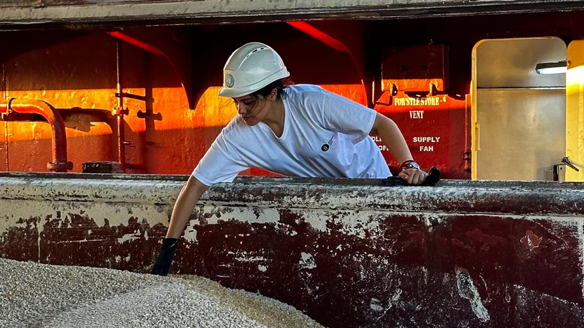 聯合國官員正在檢查從烏克蘭敖德薩出發、停泊在黑海的散裝穀物貨輪TQ Samsun。 (美聯社)