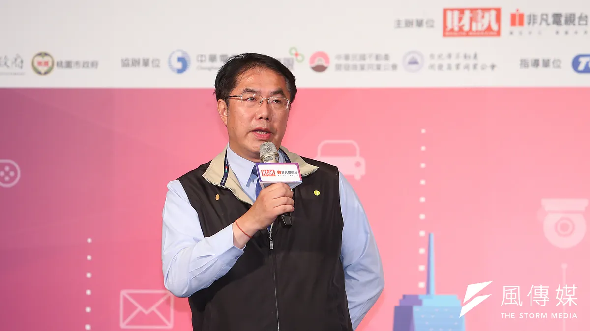 台南市長黃偉哲15日出席活動時,遭反南鐵東移的學生舉牌抗議。(資料照,顏麟宇攝) 台南市長黃偉哲15日出席活動時,遭反南鐵東移的學生舉牌抗議。(資料照,顏麟宇攝)