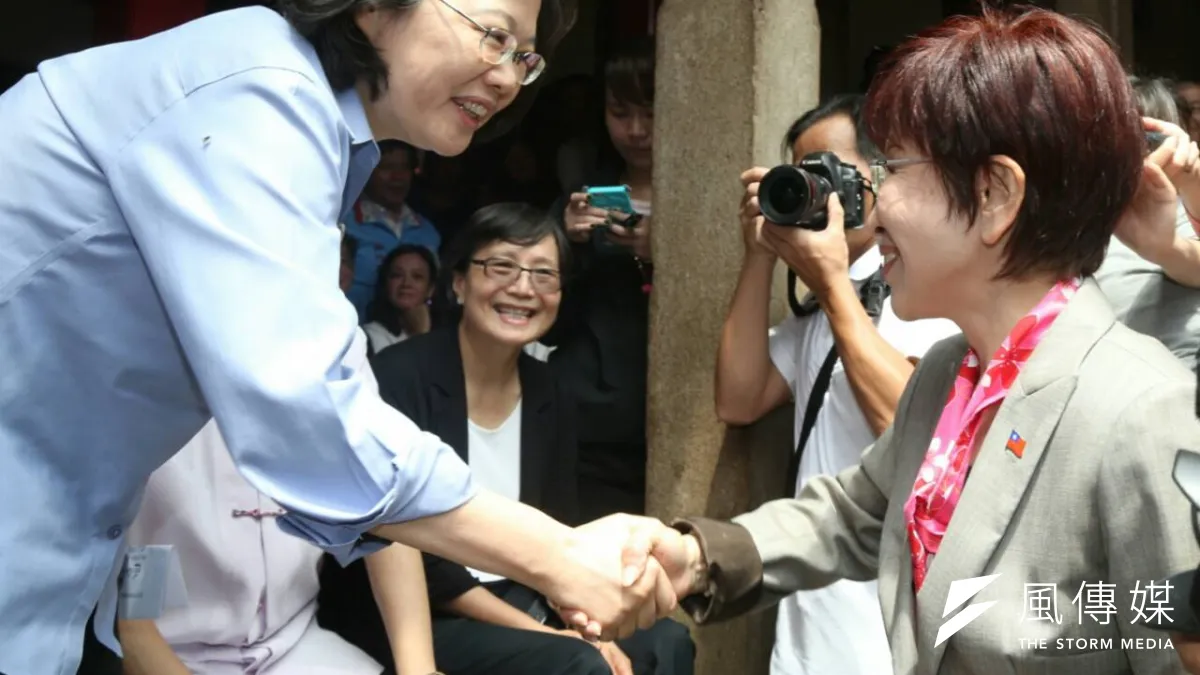 蔡英文(左)、洪秀柱(右)2日不約而同的前往新竹義民廟參加義民節慶祝大典。(吳逸驊攝)