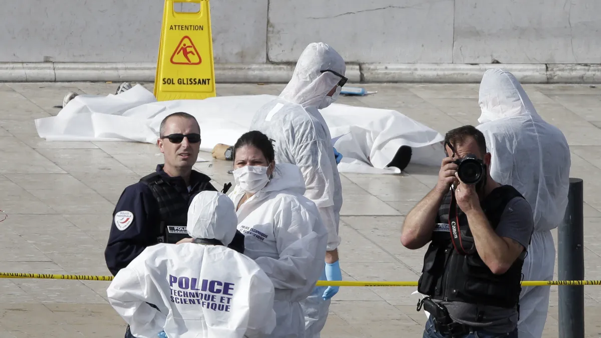 法國馬賽1日發生持刀恐攻事件,造成至少兩名受害者死亡。(美聯社)