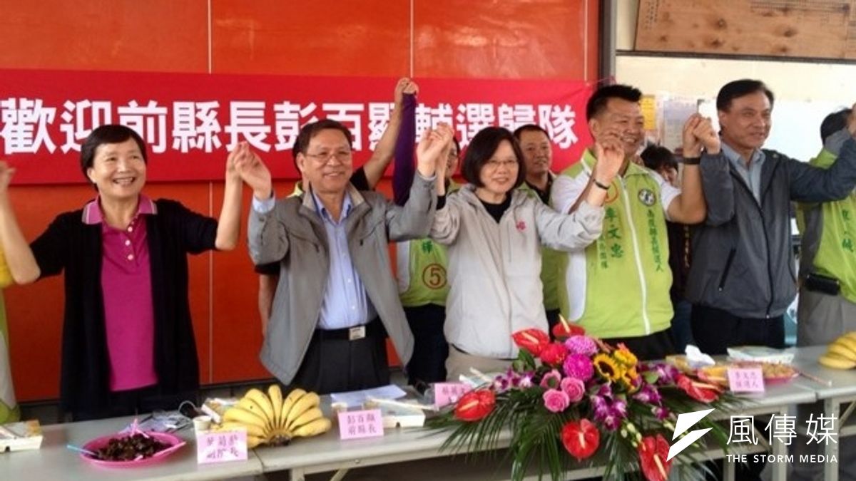 南投縣前縣長彭百顯(左二),13日「歸隊」,力挺南投縣長候選人李文忠。(民進黨提供) 南投縣前縣長彭百顯(左二),13日「歸隊」,力挺南投縣長候選人李文忠。(民進黨提供)