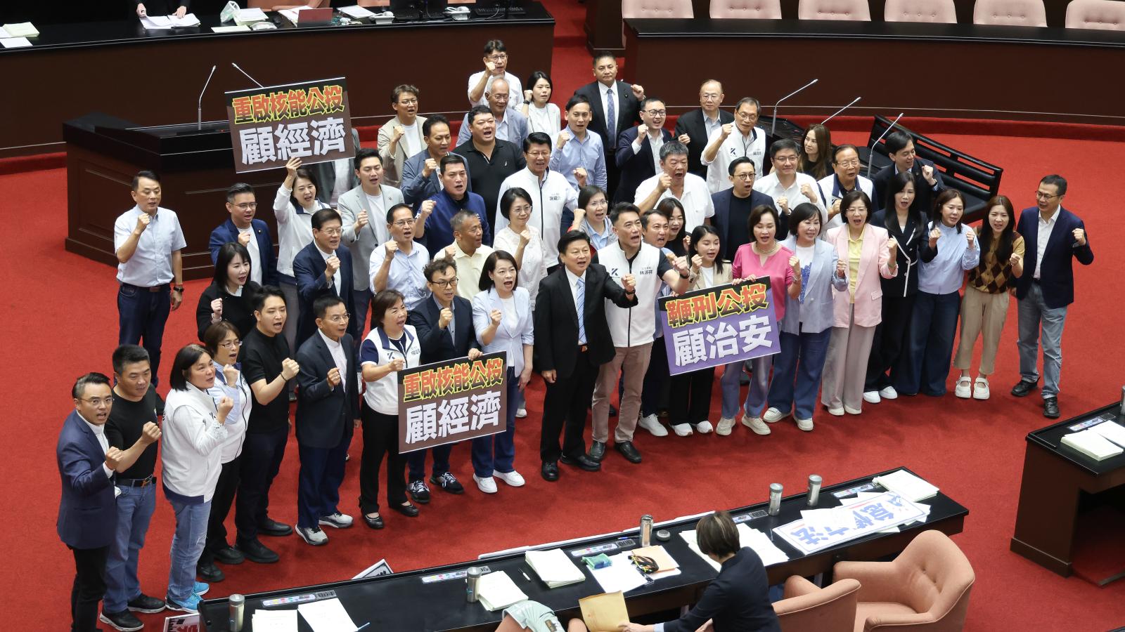 鞭刑公投52比51驚險過關 民眾黨8票未表態 藍委現場高喊:台灣有正義
