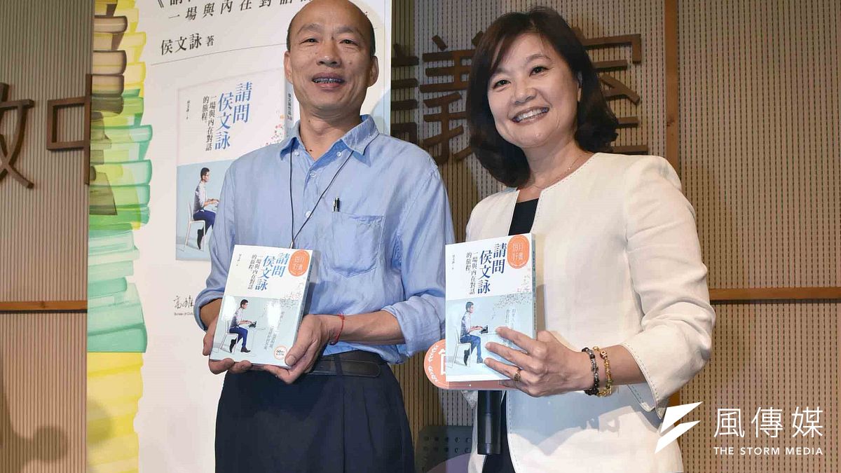 高雄市長韓國瑜(左)向市民朋友推薦六月好書《請問侯文詠:一場與內在對話的旅程》。(圖/徐炳文攝) 高雄市長韓國瑜(左)向市民朋友推薦六月好書《請問侯文詠:一場與內在對話的旅程》。(圖/徐炳文攝)