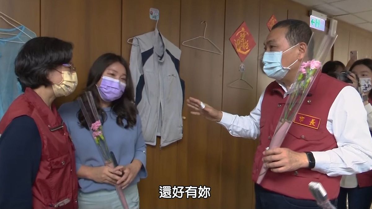 新北市長侯友宜(右)造訪板橋衛生所護理長吳瑋珊(中),感謝許許多多在第一線冒著染疫風險,還堅守崗位的醫護人員。(取自侯友宜臉書) 新北市長侯友宜(右)造訪板橋衛生所護理長吳瑋珊(中),感謝許許多多在第一線冒著染疫風險,還堅守崗位的醫護人員。(取自侯友宜臉書)