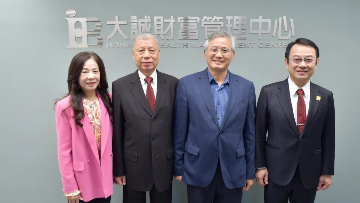 魏淑蓮執行副總(左ㄧ)、宋木海執行長(左二)、呂旭明會計師(右二)、王文全董事長(右一)合影。(圖/大誠保經提供)