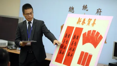 總統府12月30日舉行春聯及紅包發布記者會,沒想到這副「吉祥話」卻成了開年第一樁笑話談資。(總統府)