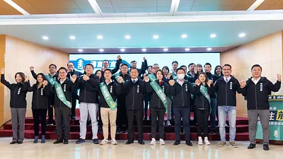 立委王定宇、趙天麟及林楚茵率全國22位選將亮相,參選新人宣示「邁向議會 湧往前進」,有信心在年底揮出漂亮全壘打,為台派注入接班新力量。(圖/湧言會提供)