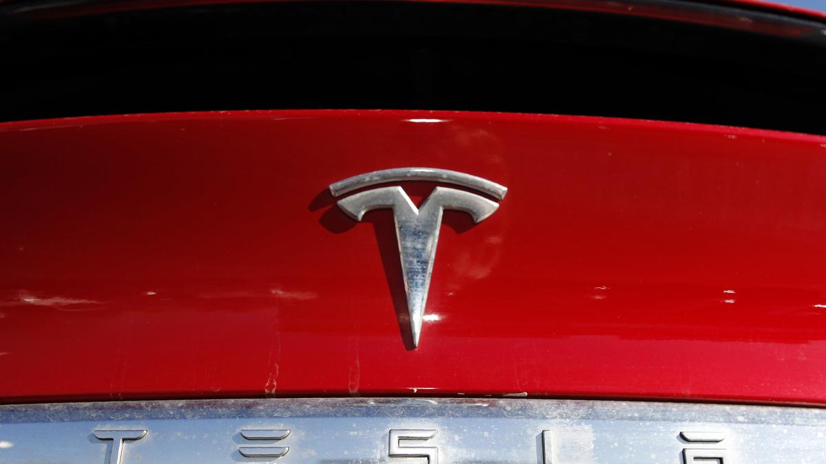 商業熱議》大幅進步!權威報告:電動車電池5年電力仍維持95%,但為何大家仍不放心?