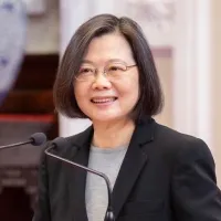 彭文正質疑蔡英文博士論文的官司日前敗訴確定,蔡英文未多談爭議,近日與賴清德久違同框,到萬里大啖螃蟹,更笑喊蘇巧慧若當上市長「我們每個月都來」。(圖/翻攝自蔡英文臉書) 彭文正質疑蔡英文博士論文的官司日前敗訴確定,蔡英文未多談爭議,近日與賴清德久違同框,到萬里大啖螃蟹,更笑喊蘇巧慧若當上市長「我們每個月都來」。(圖/翻攝自蔡英文臉書)