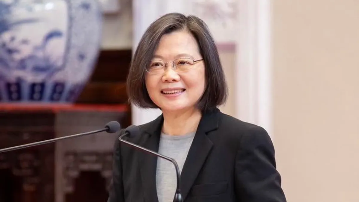 彭文正質疑蔡英文博士論文的官司日前敗訴確定,蔡英文未多談爭議,近日與賴清德久違同框,到萬里大啖螃蟹,更笑喊蘇巧慧若當上市長「我們每個月都來」。(圖/翻攝自蔡英文臉書)