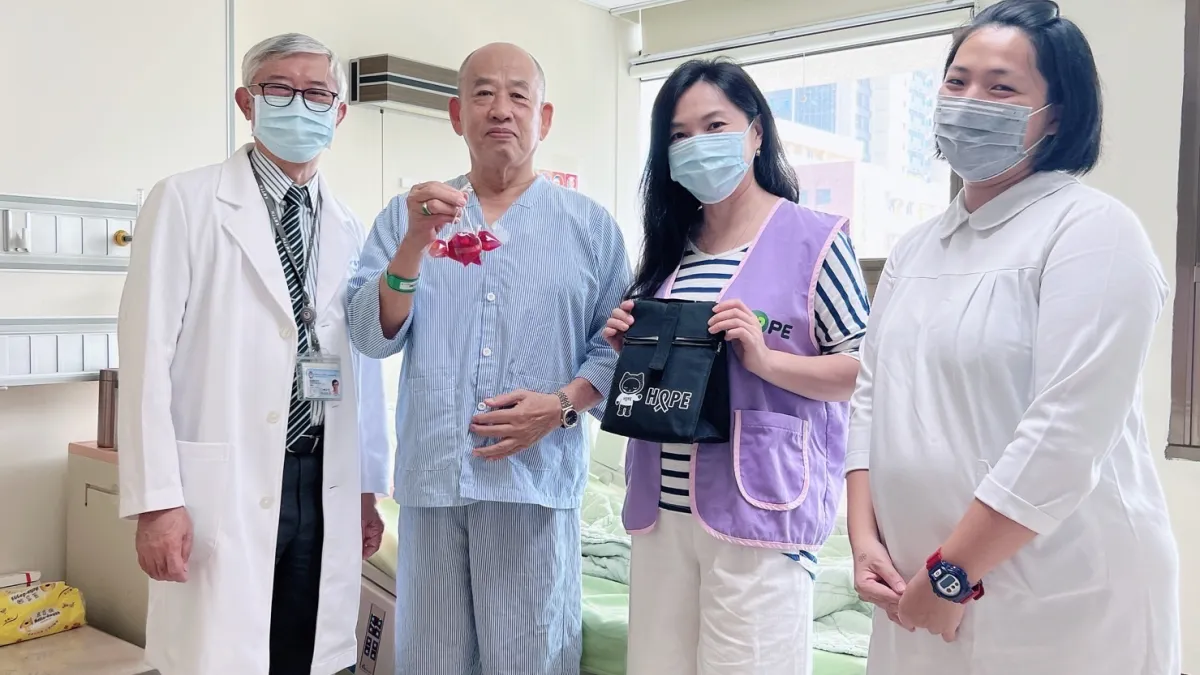 藝人張鳳書(右二)在傅尹志院長的陪同下(左一),探視病友李先生開心不已,獲得滿滿的正能量,繼續對抗病魔。(圖/大同醫院提供)