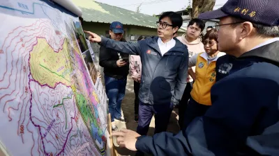 市長陳其邁率市府團隊至軍區內,勘查山坡地水土保持及圍牆重建進度。(圖/高市水利局提供)