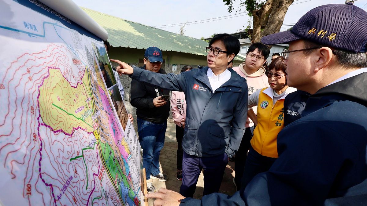 市長陳其邁率市府團隊至軍區內,勘查山坡地水土保持及圍牆重建進度。(圖/高市水利局提供) 市長陳其邁率市府團隊至軍區內,勘查山坡地水土保持及圍牆重建進度。(圖/高市水利局提供)