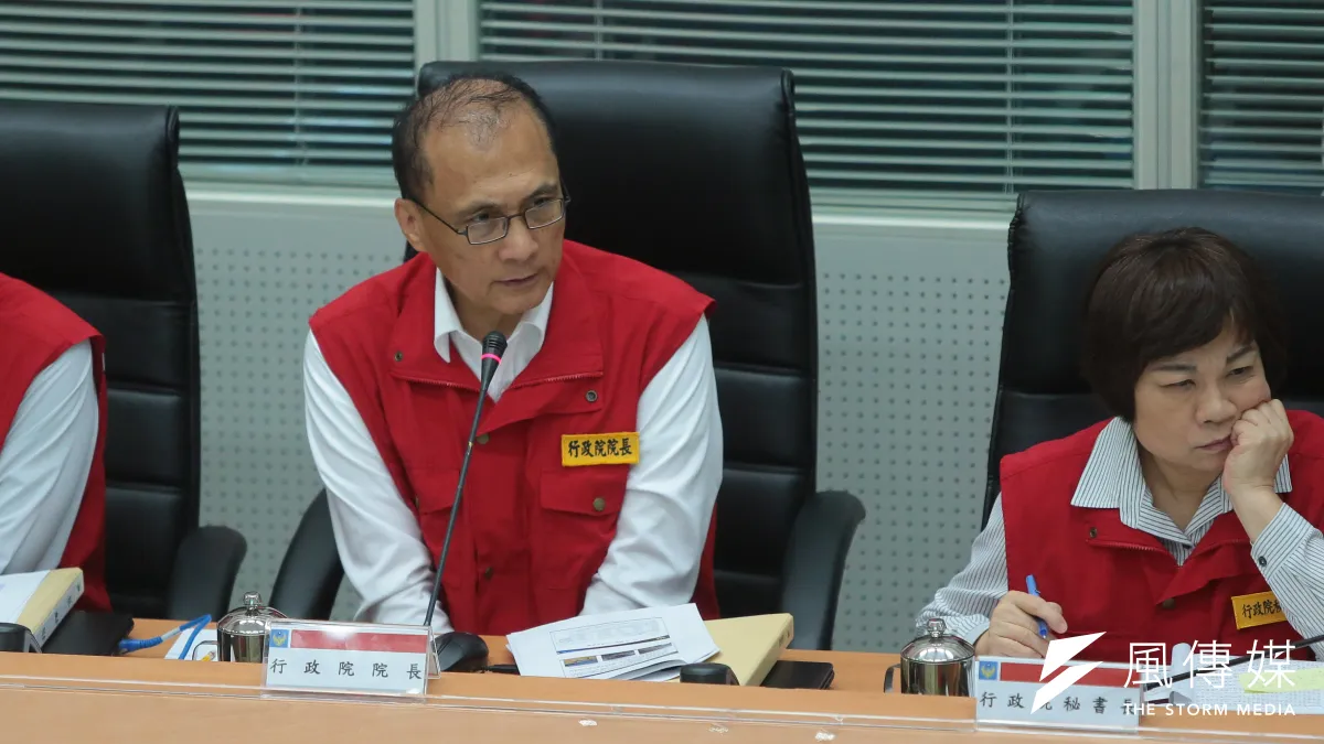 林全至中央災害應變中心視察,不滿救災進度,要求台電、台水派副總職以上到場,並下重話要其「何時恢復何時再回來」。(資料照,顏麟宇攝)