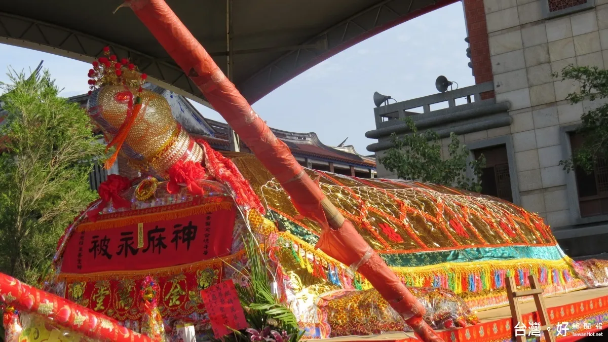 南鯤鯓「萬善爺」神氣十足 3萬多斤巨大龜神祝壽