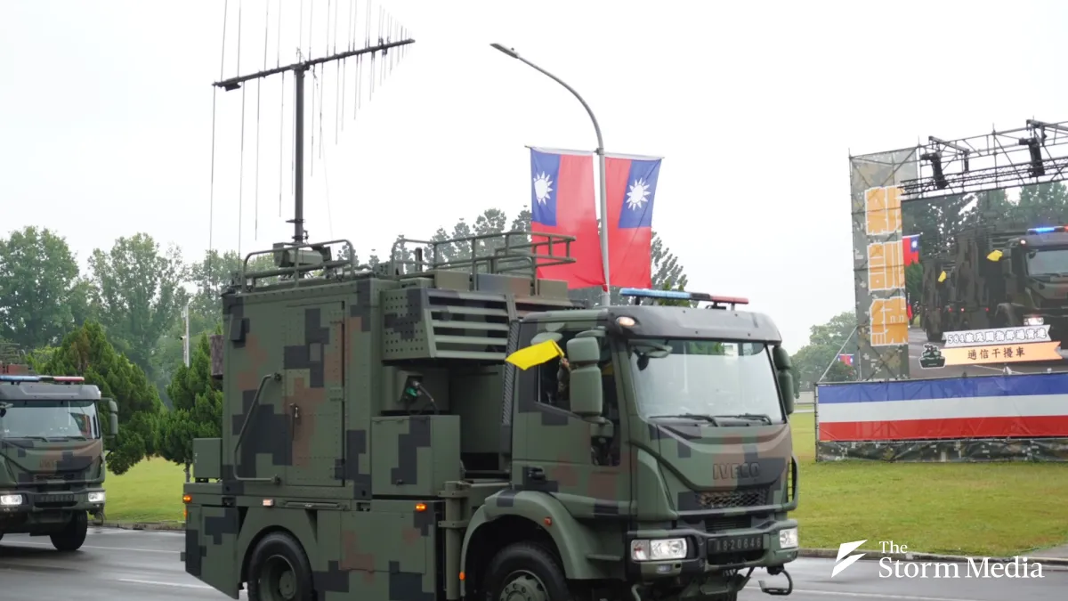 The Army Command Headquarters held its 80th anniversary ceremony at Dahan Camp on the 29th, where jamming vehicles made their first public appearance. (Photo by Chang Yao-lin)