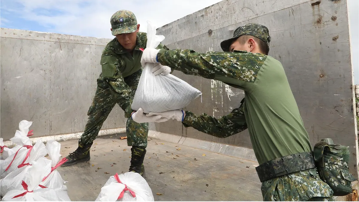 東南部大雨來襲,國防部19日表示,將在重要潛勢區域持續派員機動應變災情救援任務。圖為陸軍步兵153旅著新式救災服持續進行災防整備。(資料照,取自青年日報) 東南部大雨來襲,國防部19日表示,將在重要潛勢區域持續派員機動應變災情救援任務。圖為陸軍步兵153旅著新式救災服持續進行災防整備。(資料照,取自青年日報)