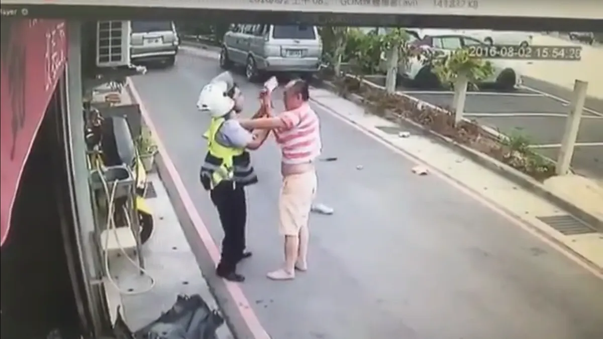 張家逢日前執勤時,遭吳志展拿菜刀砍成重傷,經急救後恢復狀況良好,經過2週更在醫療團隊評估下順利出院。(取自youtube)