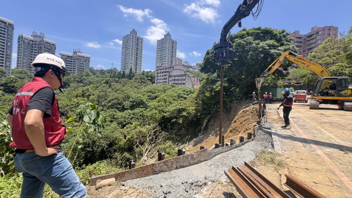 新店新坡一街建築物監測安全無虞 市府團隊端午連假持續邊坡搶修預計明日完成