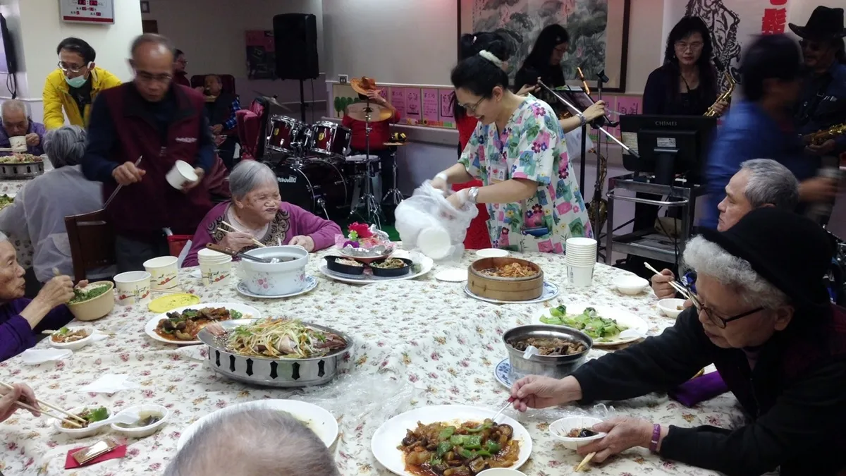 桃醫護理之家圍爐 住民享天倫團圓之樂