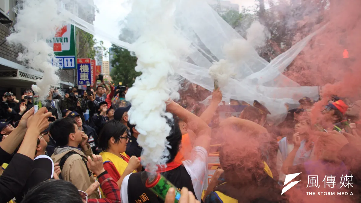 立法院外勞團抗議砍休假,勞基法修法,並丟擲煙霧彈、推倒民進黨團總召柯建銘,立法院長蘇嘉全表示遺憾。(曾原信攝)
