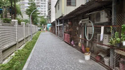 養工處和里長共同規劃綠化休閒步道為主軸,並做出無障礙步道,提供42格機車停車格,宛如巷弄間小公園。(圖/新北市工務局提供)