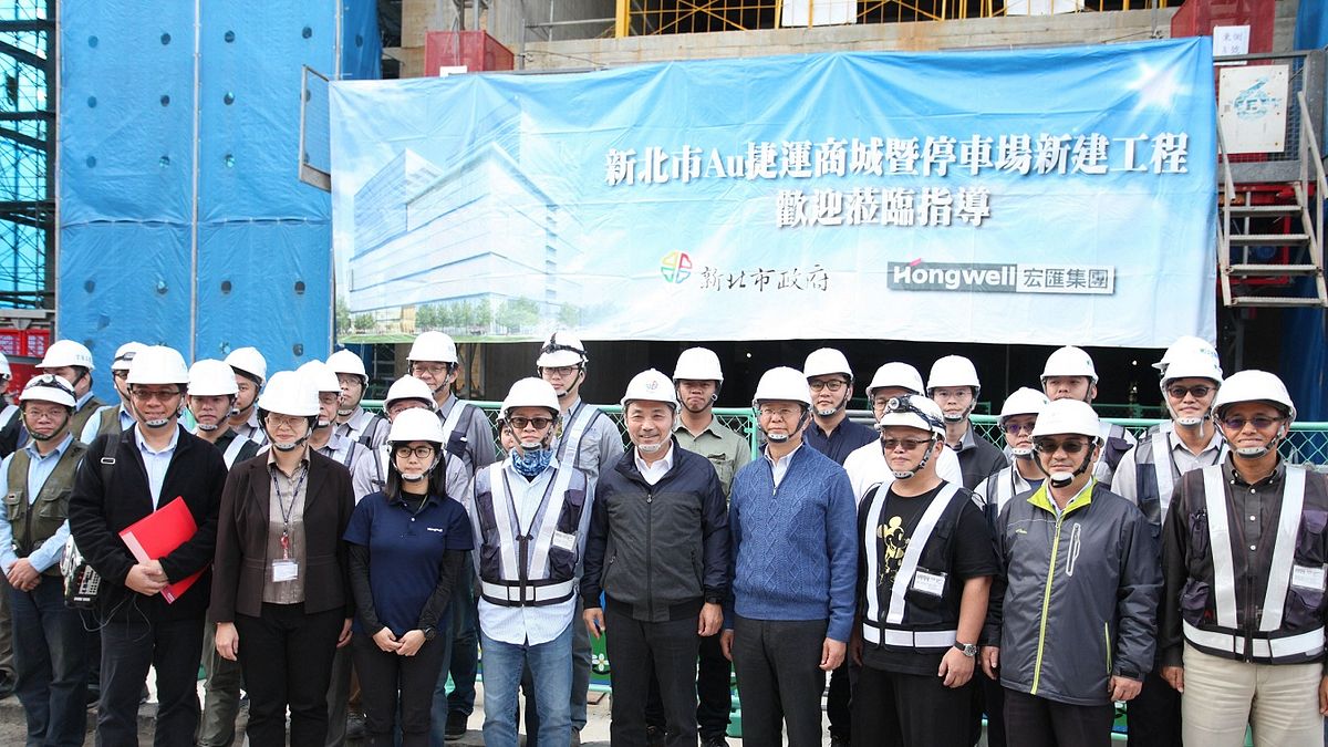 新北市長侯友宜(前排中)視察新北宏匯廣場工程進度,未來完工後預估可創造2千多個工作機會。(圖/新北市經發局提供) 新北市長侯友宜(前排中)視察新北宏匯廣場工程進度,未來完工後預估可創造2千多個工作機會。(圖/新北市經發局提供)