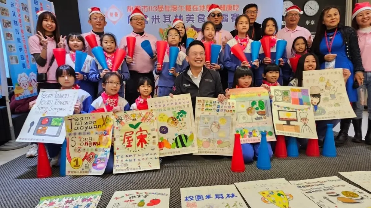 桃園舉辦「午餐在地食材健康吃~校園米其林美食爭霸賽」,副市長蘇俊賓前往探班,與師學生合影。(圖/翻攝自蘇俊賓臉書)