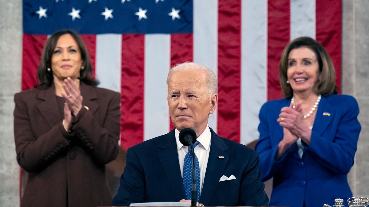 2022年3月1日,美國總統拜登晚間在國會聯席會議發表上任以來的首場國情咨文,在他的後方是副總統賀錦麗、眾議院議長裴洛西。(AP) 2022年3月1日,美國總統拜登晚間在國會聯席會議發表上任以來的首場國情咨文,在他的後方是副總統賀錦麗、眾議院議長裴洛西。(AP)