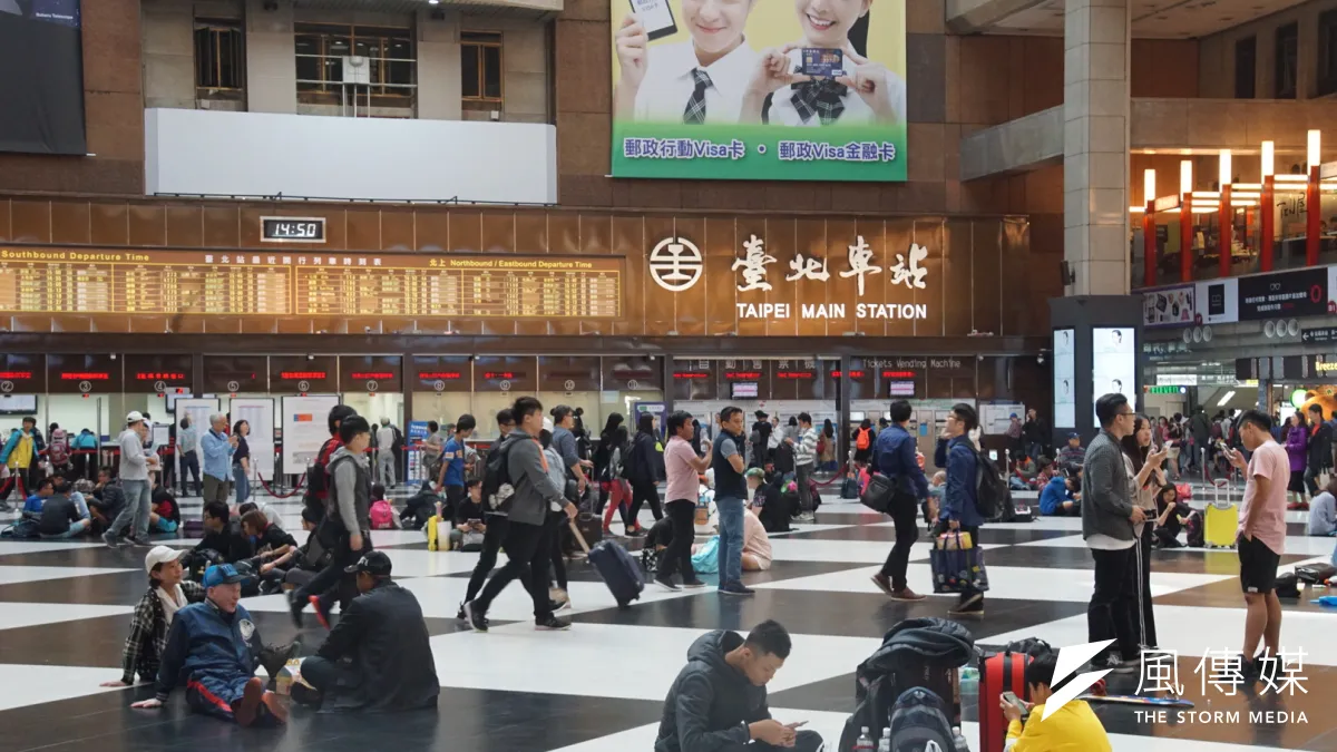 作者呼籲台鐵於規劃各地車站商場空間時,勿忘自身肩負的公益性的任務,絕不能單純以「商業利益最大化」來考量一切。(資料照,盧逸峰攝)