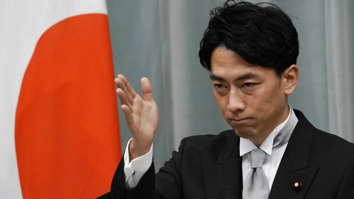 續任環境大臣的小泉進次郎。(美聯社)