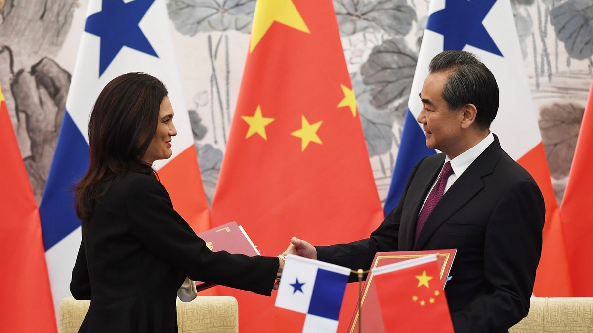 中國外交部長王毅與巴拿馬副總統兼外長德聖馬洛簽署建交公報(資料照,AP) 中國外交部長王毅與巴拿馬副總統兼外長德聖馬洛簽署建交公報(資料照,AP)